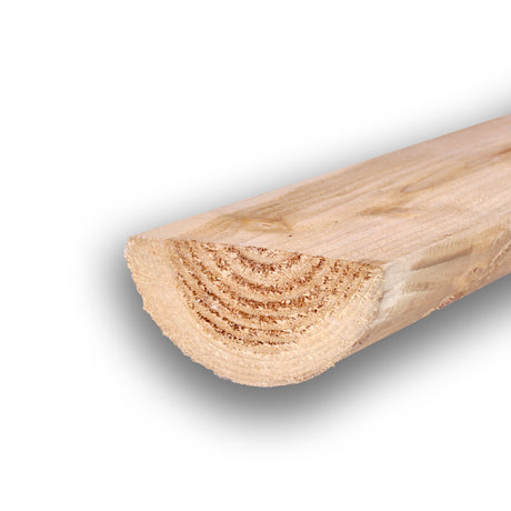 Naturbelassener Halbriegel schräg von unten mit flacher Unterseite, für Zaunbau und Beeteinfassung