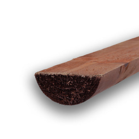 Halbriegel aus Holz, kesseldruckimprägniert braun, mit flacher Schnittseite in Schrägansicht